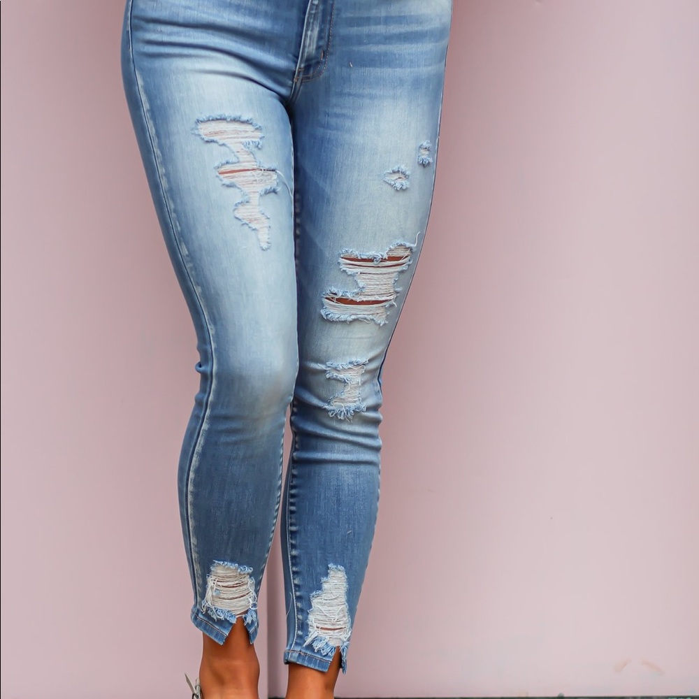 Kancan light wash distressed split hem skinnies!